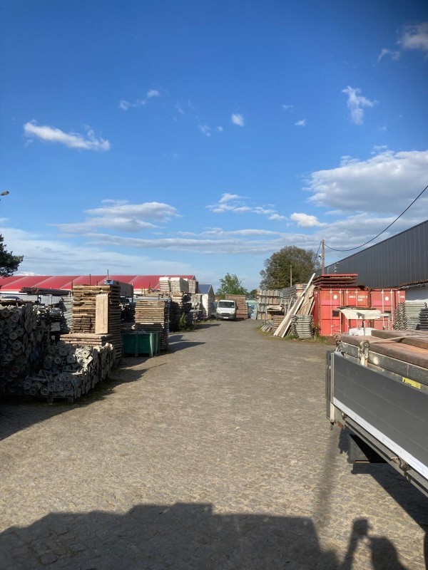 Materialdepot in Laußnitz mit Gerüsttafeln, Transportwagen und Sprinter
